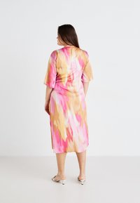 Satin midi suknelė su gradientiniu raštu rožinės, persikų ir grietinėlės spalvų, trumpomis rankovėmis ir laisvu siluetu. Lygus audinys, apvalus iškirpimas.