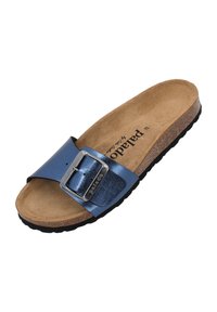 Sandalo piatto blu con una fascia larga e una fibbia argentata. Soletta in sughero con texture camoscio color nocciola e suola in gomma nera. Nessun motivo visibile.