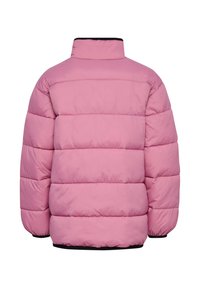 Vadderad jacka i ljusrosa med horisontell sömnad, hög krage och svarta detaljer vid ärmslut och fåll. Lätt oversize-passform.