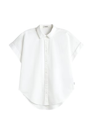 Chemise blanche à manches courtes avec boutons, col et poignets retroussés, ourlet légèrement incurvé, présentée à plat sur un fond blanc.