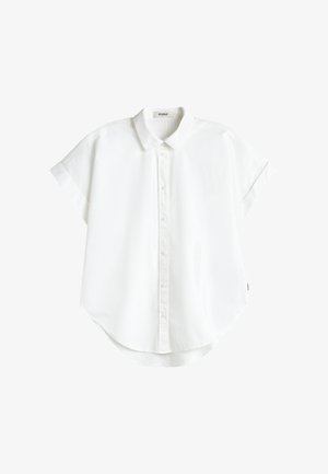 Hvit kortermet skjorte med knapper, krage og oppbrettede mansjetter, lett buet kant, vist flatt på en hvit bakgrunn.