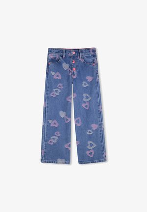 Blå vidbente jeans i denim med hjerte-mønstre i rosa og lilla. Har rosa knapper og vanlige lommer. Detaljer med dekorative sømmer.