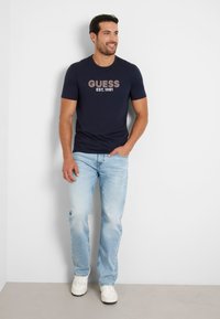 Guess STRETCH FRONTLOGO - Camiseta estampada - blau