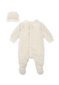 Combinaison pour bébé à rayures et bonnet assorti, fabriqué dans un tissu doux avec des rayures horizontales crème et marron clair, présentant une fermeture à boutons et des manches à revers.