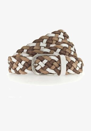 Ceinture en cuir tressé avec des panneaux marron et blanc, dotée d'une boucle en métal argenté, présentant un design texturé et tressé.