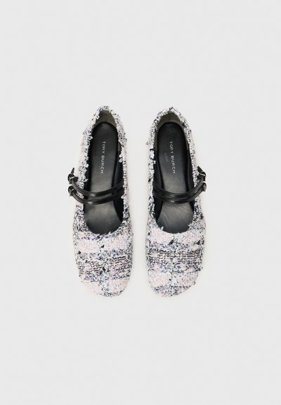 Topánky v štýle Mary Jane s multicolórnym tweedovým zvrškom, čiernym popruhom, zaoblenou špičkou a textúrovaným povrchom. Mäkkučká podšívka a polstrovaná stielka.