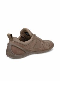 Scarpa da allenamento marrone con parte superiore in rete e suede, suola in gomma testurizzata, collo imbottito e linguetta sul tallone. Design slanciato.