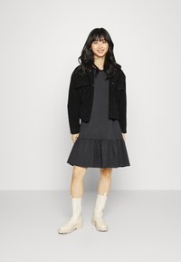 ONLY Petite ONLDREAMER LIFE FLOUNCE - Vestido de dia - phantom