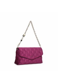 Borsa a tracolla magenta trapuntata con chiusura a patta, tracolla a catena e motivo floreale decorativo. Presenta un dettaglio con il logo del marchio sul davanti.