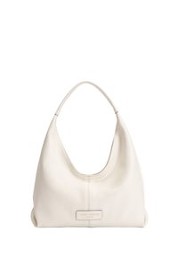 Weiße Leder-Hobo-Tasche mit einer weichen, strukturierten Oberfläche, einer geschwungenen Silhouette und einem markanten Markenlabel auf der Vorderseite.