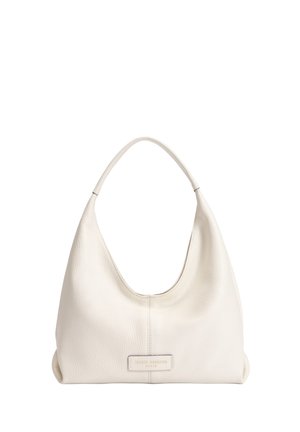 Witte leren hobo tas met een zachte, tekstuurrijke afwerking, een gebogen silhouet en een opvallend merklabel aan de voorkant.
