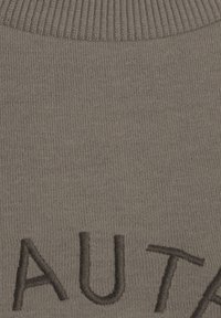 Pullover aus weichem, grauem Strickstoff; verfügt über einen gerippten Kragen und bestickte Schriftzüge in dunkelgrau. Glatte Textur mit minimalen Details.