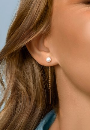 Orecchini a catena d'oro con perla a bottone e un accento di catena pendente. La perla è bianca e l'oro ha una finitura lucida.
