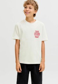 Witte katoenen t-shirt met een rood vaas grafiek op de linkerborst, korte mouwen en een relaxte pasvorm, gecombineerd met zwarte broek.