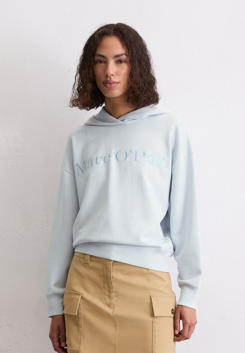 Lichtblauwe sweatshirt met een capuchon, met het geborduurde merk "Marc O'Polo" in iets donkerder blauw, gemaakt van een zachte stof.