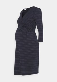 Marinblå gravidklänning med trekvartslånga ärmar, omslag design och ett knyt i midjan. Har tunna, kontrasterande horisontella ränder.