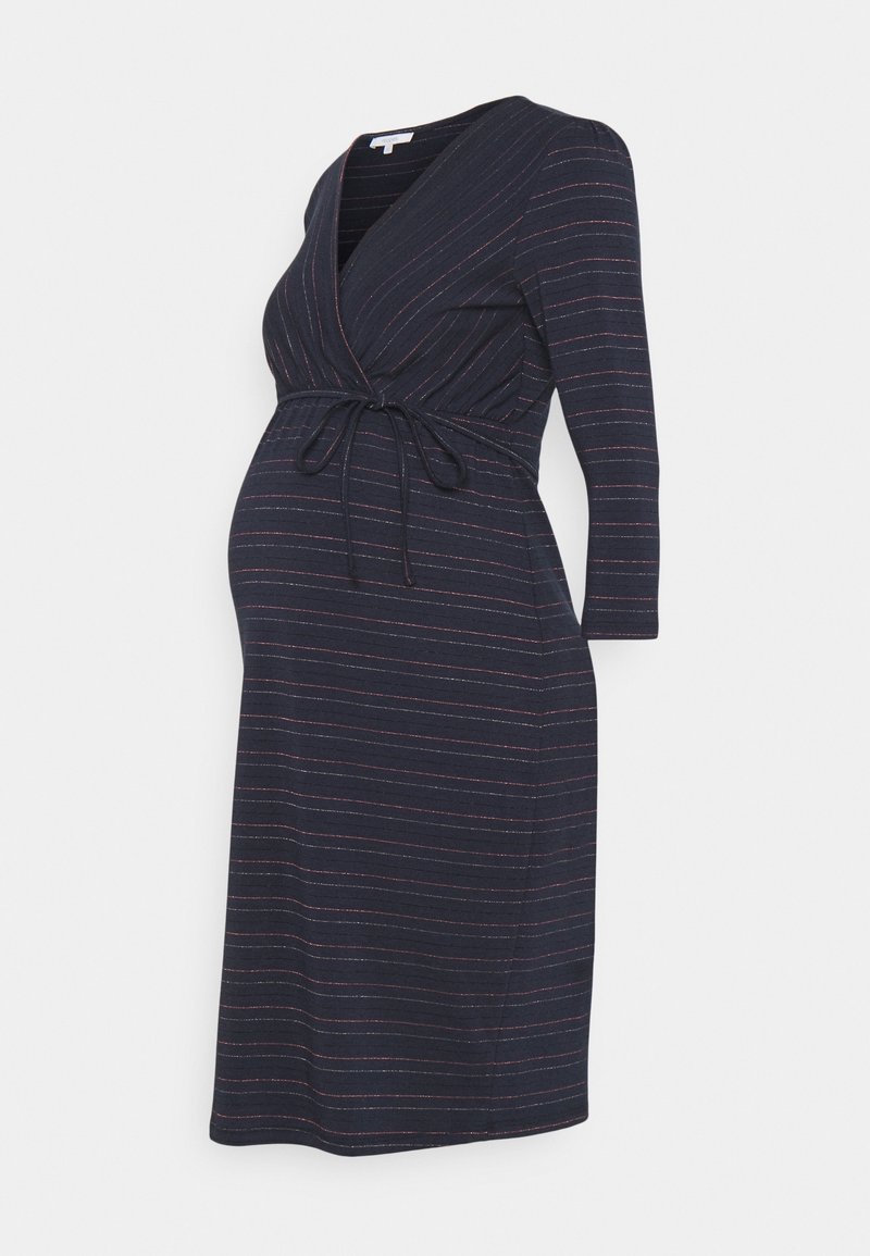 Marinblå gravidklänning med trekvartslånga ärmar, omslag design och ett knyt i midjan. Har tunna, kontrasterande horisontella ränder.