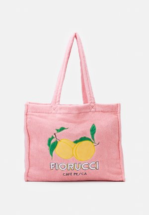 Rosa Tragetasche mit gestickten gelben Pfirsichen, grünen Blättern und dem Text "FIORUCCI CAFÈ PESCA" auf der Vorderseite.
