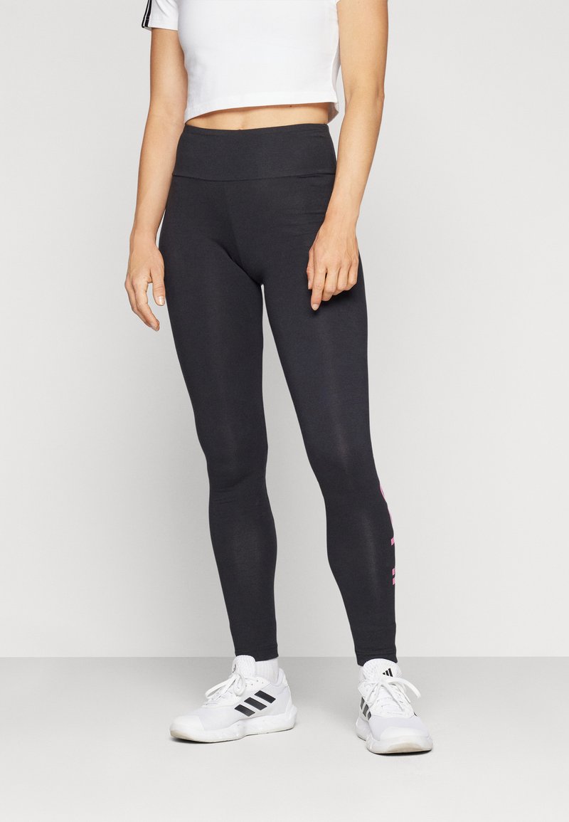 adidas Sportswear - ESSENTIALS HIGH WAIST LOGO LEGGINGS - Tights - black/pulse magenta, Vergrößern