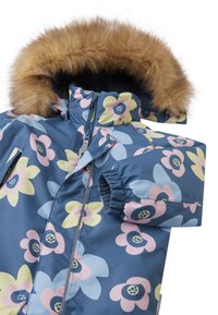Chaqueta de invierno con patrón floral en azul, con capucha de piel sintética removible, cierre de cremallera y puños elásticos. Presenta grandes flores en tonos pasteles.