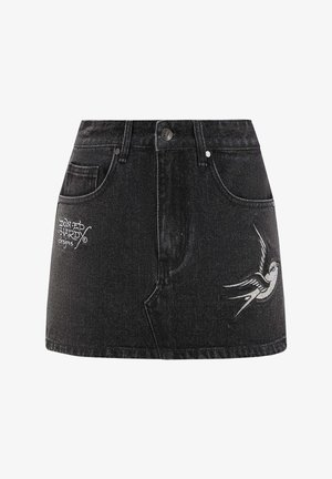 Sort denimnederdel med en tætsiddende pasform, der har frontlommer og broderet svaledetalje på højre side. Knappelukning i taljen.