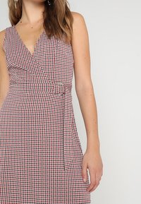Miss Selfridge Pouzdrové šaty - metallic red