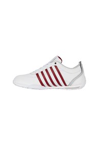 Weißer Sportschuh mit roten Streifen an den Seiten, grauen Akzenten und weißer Sohle. Glattes Leder-Obermaterial und Schnürdesign.