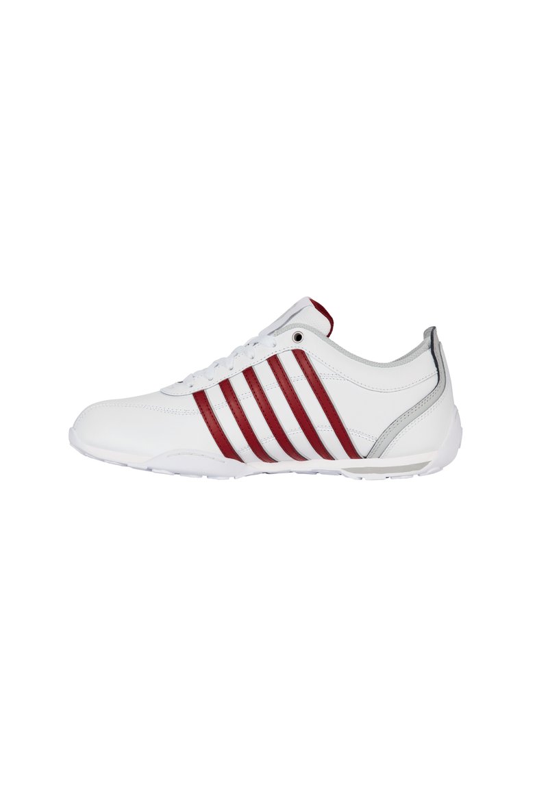 Weißer Sportschuh mit roten Streifen an den Seiten, grauen Akzenten und weißer Sohle. Glattes Leder-Obermaterial und Schnürdesign.