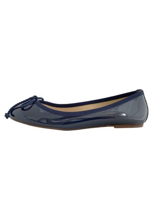 Ballet flat en cuir verni bleu marine avec un bout rond, un accent de nœud texturé et un bord élastiqué pour le confort. Semelle plate en caoutchouc.