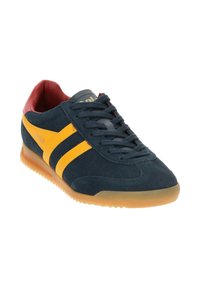 Blauer Wildleder-Sneaker mit gelben und grauen Akzenten, ausgestattet mit einem strukturierten Obermaterial, runder Zehenform und Gummisohle. Schnürdesign mit gepolstertem Kragen.