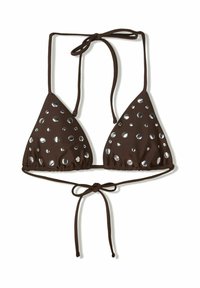 Haut de bikini marron avec des bonnets triangulaires, orné d'accents circulaires en argent. Se tie au cou et dans le dos ; bord inférieur froncé. Texture de tissu lisse.