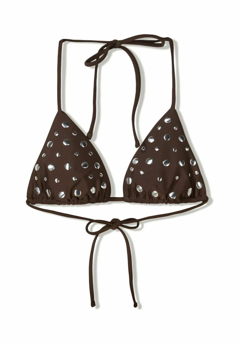 Haut de bikini marron avec des bonnets triangulaires, orné d'accents circulaires en argent. Se tie au cou et dans le dos ; bord inférieur froncé. Texture de tissu lisse.