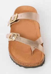 Sandal s řemínky se dvěma metalickými strapcemi v růžovém zlatě, s nastavitelnými zlatými sponami a hnědou korkovou stélkou s texturovanou černou podrážkou.