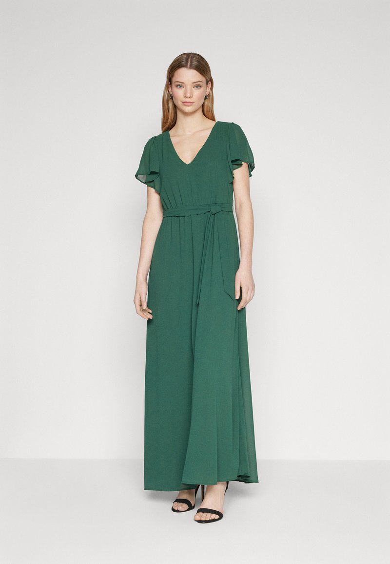Rochie maxi verde, cu mâneci scurte tip fluture, decolteu în V și un cordon la talie. Fabricată dintr-un material fluid, cu o culoare solidă.