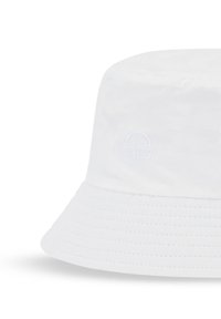 Biely klobúk s širokým, textúrovaným okrajom vyrobený z hladkej látky. Na prednej strane sa nachádza jemné vyšívané logo v bielej farbe.