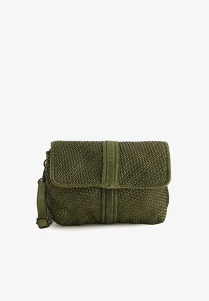 Grüne gewebte Handtasche mit Klappenverschluss, ausgestattet mit glatten Akzenten, einem verstellbaren Tragegurt und einer strukturierten Oberfläche. Kompakte, rechteckige Form.