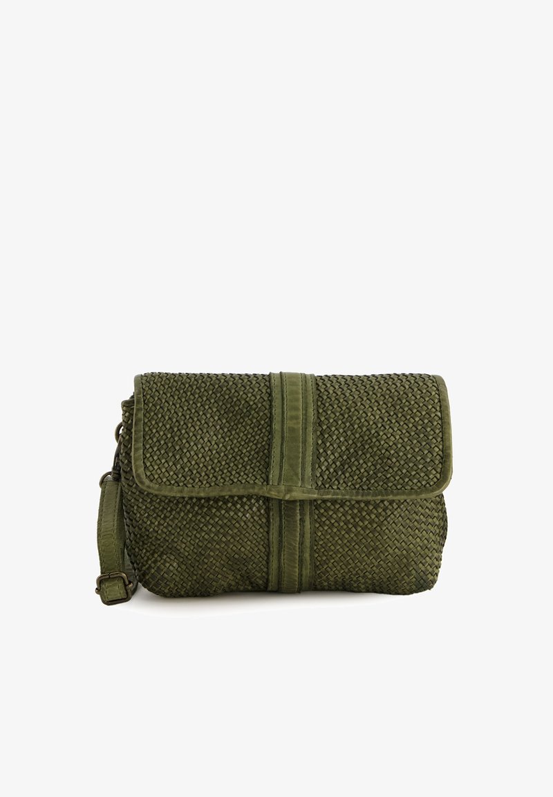 Sac à main tissé vert avec fermeture à rabat, présentant des accents lisses, une bandoulière réglable et une finition texturée. Forme compacte et rectangulaire.