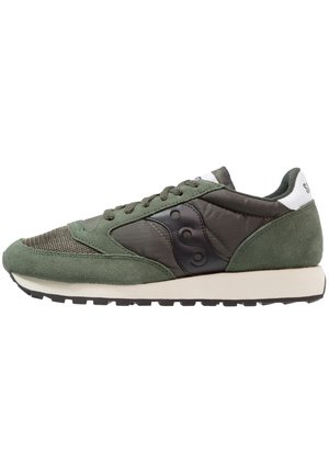 Chaussure de course pour homme en daim vert et noir avec logo noir sur le côté, languette blanche au talon et semelle extérieure noire à crampons.