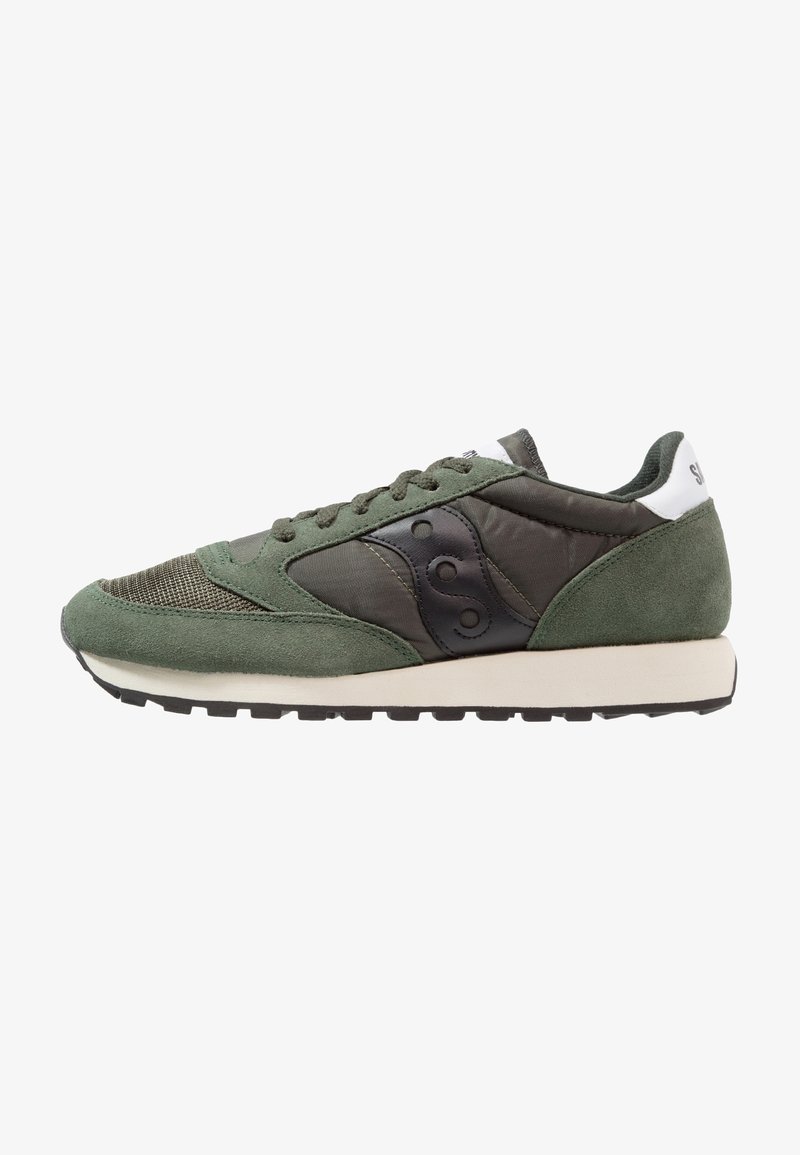 Chaussure de course pour homme en daim vert et noir avec logo noir sur le côté, languette blanche au talon et semelle extérieure noire à crampons.