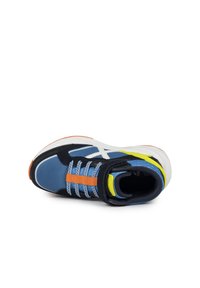 Zapatilla con parte superior azul, acentos negros, detalles en amarillo brillante y naranja, logotipo blanco y suela texturizada. Diseño con cordones y cuello acolchado.