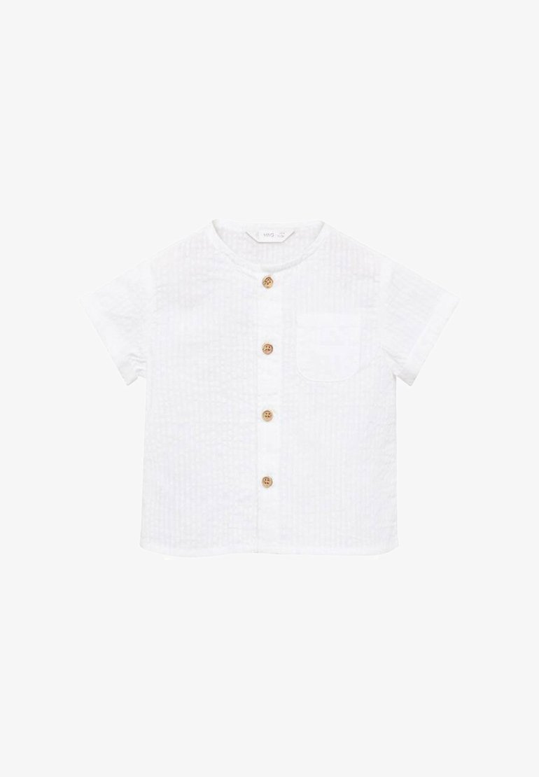 Camicia bianca a maniche corte con tessuto strutturato, colletto rotondo, taschino frontale e cinque bottoni in legno lungo la parte anteriore.