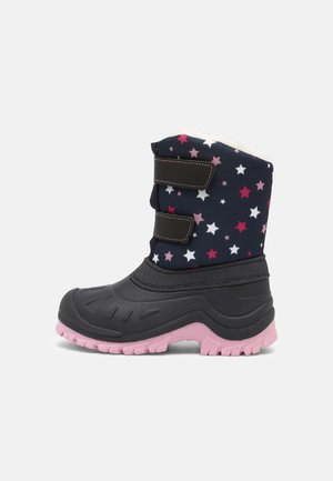 Botte d'hiver pour enfant avec semelle en caoutchouc noire, bande de roulement rose, dessus en tissu bleu marine décoré d'étoiles roses et blanches, et deux bandes Velcro noires.