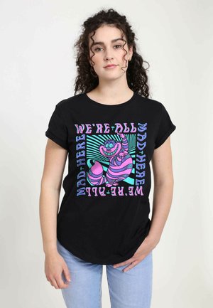 Schwarzes T-Shirt mit einem bunten Grafikdesign eines lächelnden Katers in lila und rosa Streifen, mit dem Text "WIR SIND ALLE VERRÜCKT HIER" in fetter Schrift.