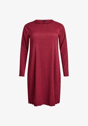 Vestido midi rojo con mangas largas, escote redondo, textura acanalada y un patrón disperso de pequeños puntos blancos. El dobladillo es ligeramente curvado.