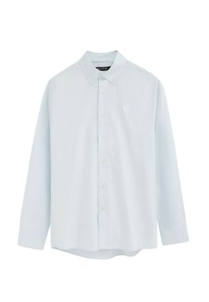 Chemise bleu clair à manches longues, boutonnée à l'avant, avec col boutonné et petit logo brodé sur la poitrine.