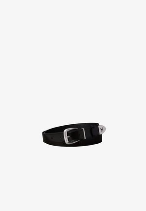 Ceinture en cuir noir avec boucle rectangulaire argentée et plusieurs trous de réglage, posée à plat sur fond blanc.