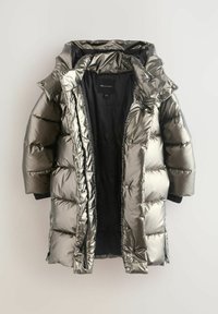 Langer silberfarbener, metallischer Daunenmantel mit gepolsterter Kapuze, Druckknöpfen und Reißverschluss, geöffnet, um das schwarze Innenfutter mit AllSaints-Branding zu zeigen.
