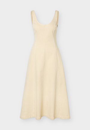 Αμάνικο μπεζ midi φόρεμα με στρογγυλή λαιμόκοψη και εφαρμοστή μέση, που ανοίγει προς το τελείωμα, εμφανιζόμενο σε απλό φόντο.