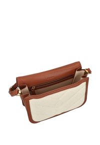 Brun läder crossbody-väska med en krämfärgad tygfront, inklusive en dragkedjeficka och detaljer i guldton. Mjuk textur och strukturerad design.