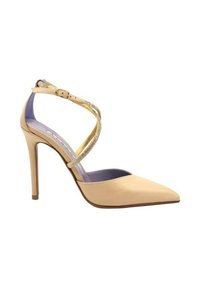 Scarpa con tacco alto beige, punta affusolata, cinturino alla caviglia con dettagli in catena dorata, texture liscia e fodera interna viola.